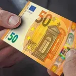Тийнейдърка-тарикатка плати с 50 евро-менте в магазина