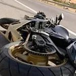 Жена на мотор се блъсна в кола в София