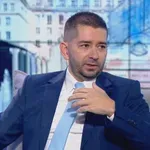 Глашатаят на Радев - Слави Василев, нагло гази закона пред очите на полицаите (СНИМКА)