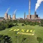 "Грийнпийс" разпънаха огромен надпис TOXIC пред ТЕЦ "Бобов дол"