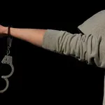 Младежи заплашиха с нож и ограбиха непълнолетни момчета в парк в София