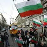 Протестиращи щурмуваха сградата на КЕВР, полицията ги спря