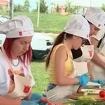 Кметът на Елин Пелин пак гони рекорди: Забъркаха 360-килограмова шопска салата (ВИДЕО)