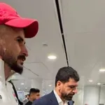Седем часа разпит за нападател на Ирак при пристигането на отбора в Съединените щати