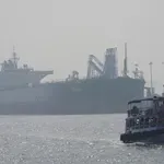 Ормуз се отпуши, превозиха първите 12,5 млн. барела петрол