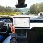 Tesla на автопилот се блъсна в къща и уби човек