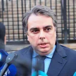 Асен Василев се подигра на бюджета на Гълъб Донев с меме с гълъб