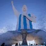 Хм, какво е това между краката на Меси?
