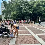Стотици майки от Пловдив излязоха в дъжда да протестират срещу гаврите на кабинета Радев