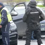 Зрелищна акция при хотел "Феста" в Поморие, изведоха мъже с белезници от софийска кола