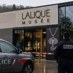 Обир за милиони: Крадци задигнаха бижута от музея „Лалик“ във Франция