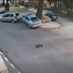 ЗРЕЛИЩНО ВИДЕО: Шофьор връхлетя върху няколко паркирани коли в София