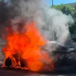 Автомобил лумна като факла пред Националната библиотека в София (ВИДЕО)