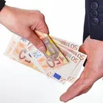 НАП отстрани двамата клетници, взели 300 евро подкуп от магазин