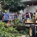 Пет екипа разчистват Приморско, ураганът отнесе и соларни панели