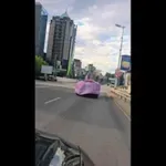 Пътна авантюра: Булка-джигитка се повози върху кола, покрита с розов воал