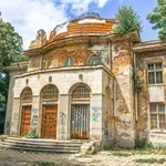 Укрепват покрива на рушащата се баня в Горна баня