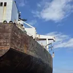 Руският танкер "Кайрос", закотвен край Бургас, отровил с мазут морето ни