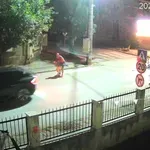 Шофьор блъсна общински съветник и детето му на пешеходна пътека и избяга (ВИДЕО)