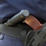 17-годишен скъса пагоните на двама полицаи