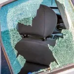 Гамен счупи стъкла и калник на три автомобила