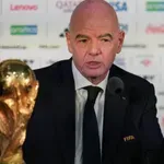 И Англия оттегли подкрепата си към Инфантино