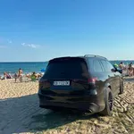 Само в Lupa.bg: Наглецът, паркирал джипа си на пясъка, е държавен служител