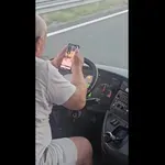 Пътници в шок: Шофьор на автобус гледа тик ток зад волана (ВИДЕО)