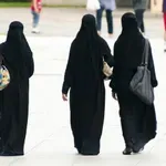 Португалия забрани носенето на бурки и никаби на обществени места
