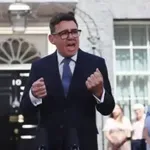 Гафът на годината! Британският премиер е разменял съобщения с имитатор на съветник на Тръмп