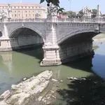 Тибър се отдръпна и разкри моста на Нерон ВИДЕО)