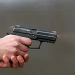 Рецидивист насочи пистолет срещу мъж в столично заведение