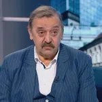 След 18 химиотерапии и трансплантация: Проф. Кантарджиев отново води тежка битка