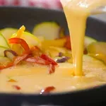 Миш-маш с чушки, тиквички и яйца (+ жълто сирене)