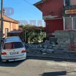 Джигит с мощна кола помете бетонна ограда и връхлетя в къща