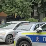 Издирван престъпник се барикадира в мазе в Сливен и замеря полицаи с буркани