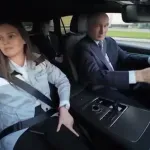 Путин подкара новата "Волга" (ВИДЕО)