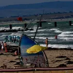 Жестока трагедия край Ахтопол: Жена се удави в бурното море, издирват и мъж, влязъл с нея