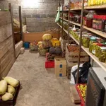 Екшън в Сливен! Издирван за присъда се барикадира в мазе и атакува полицаи с буркани зимнина