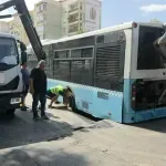 Градски рейс пропадна в огромна дупка в Пловдив (СНИМКИ)
