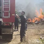 Овладян е пожарът в Асеновград, огнеборци оставят на място
