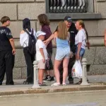 Тийнейджъри се млатиха пред служебния вход на парламента