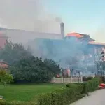Неизправен хладилник предизвика огнен ад в Созопол, евакуираха стотици туристи (ВИДЕО)