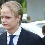 Осъденият за изнасилване син на норвежката кралица излезе от дома, носи ковчега на Харалд V