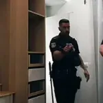 Ох, на кака! Арестувай и мен! Дамите луднаха по испанските ченгета