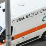 Пияница нападна спешни медици с брадва, саксии и стол