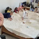 Грандиозно: Тази вечер представят най-голямата рокля, ушита от карета, плетени на една кука