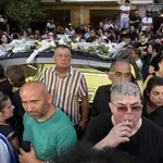 Погребват Мазонакис след всенародно бдение