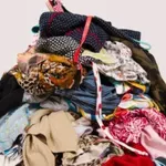 Дрехата като броня на ниското самочувствие: Кои модели да избягваме, защото ни правят безлични?