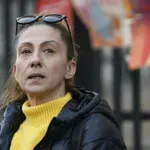 Майката на Николай Златков поиска прокуратурата да се заеме със счупената паметна плоча